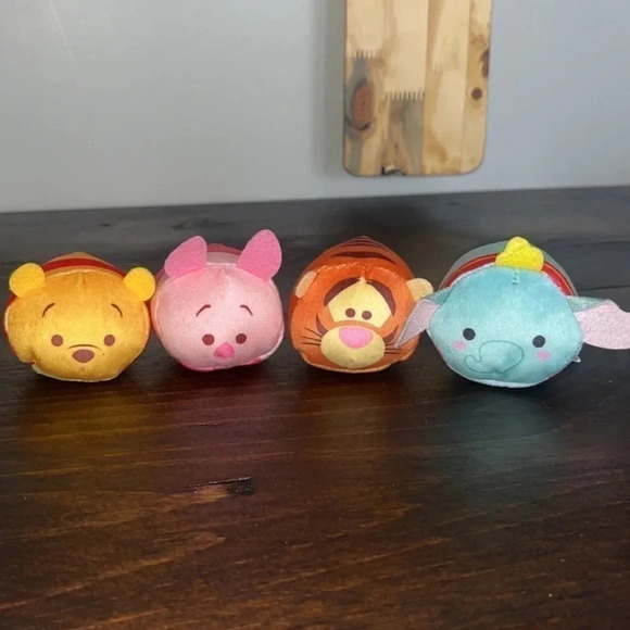 Lot of 4 Disney Tsum Tsum Mini Piglet, Pooh, Tigger and dumbo3" Plush animal - Picture 1 of 3